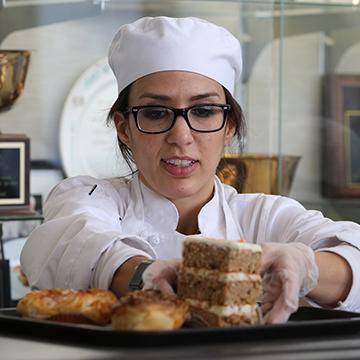 The 赌钱app可以微信提现 Pastry  Shop offers student-created cookies, 面包, pies and more each week class is in session during the fall and spring terms.